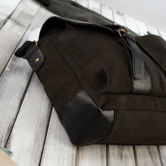 CZARNA TORBA MĘSKA NA RAMIĘ ZE SKÓRY WEGAŃSKIEJ PAOLO PERUZZI E-07-BL