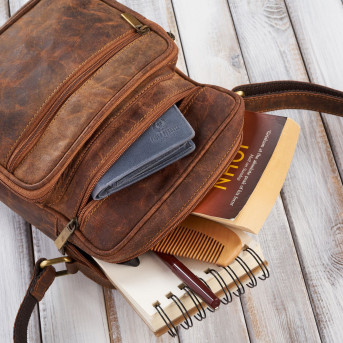 PRAKTYCZNA MĘSKA SASZETKA NA RAMIĘ VINTAGE PAOLO PERUZZI T-28-HBR