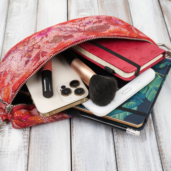 Saszetka nerka damska skórzana z oryginalnym kwiatowym wzorem