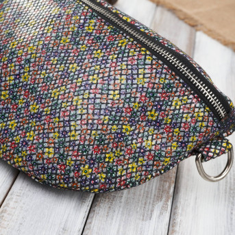 Saszetka nerka damska skórzana z oryginalnym kwiatowym wzorem