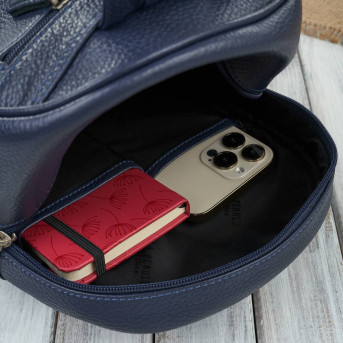 Skórzany plecaczek damski na co dzień z kokardką granatowy Paolo Peruzzi T-71-BLU