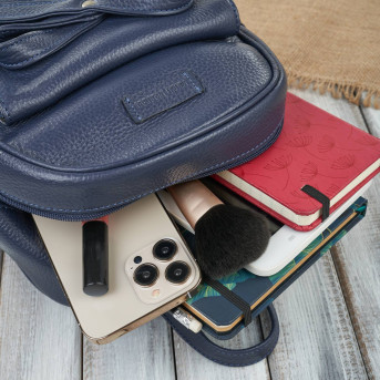 Skórzany plecaczek damski na co dzień z kokardką granatowy Paolo Peruzzi T-71-BLU