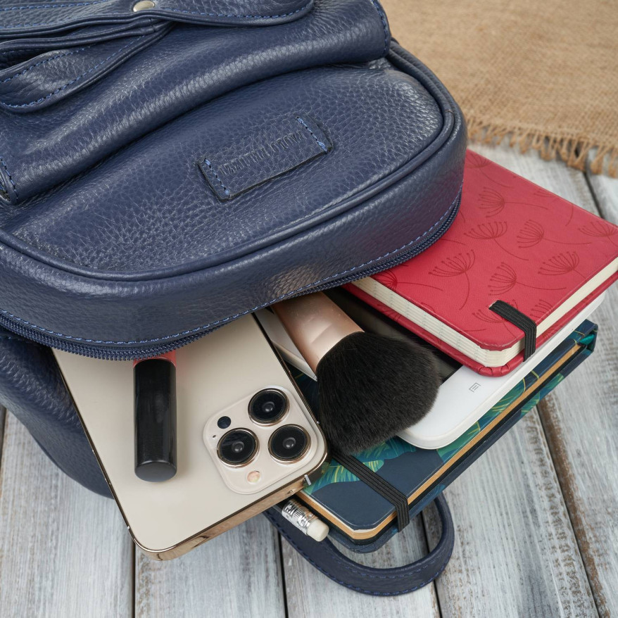 Skórzany plecaczek damski na co dzień z kokardką granatowy Paolo Peruzzi T-71-BLU