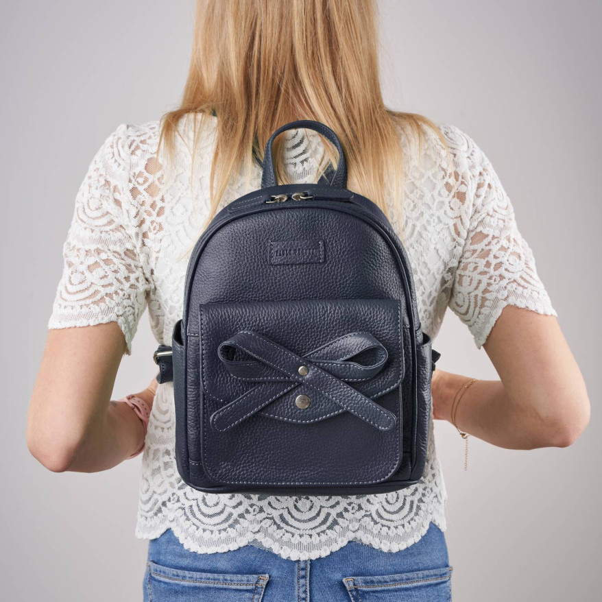 Skórzany plecaczek damski na co dzień z kokardką granatowy Paolo Peruzzi T-71-BLU