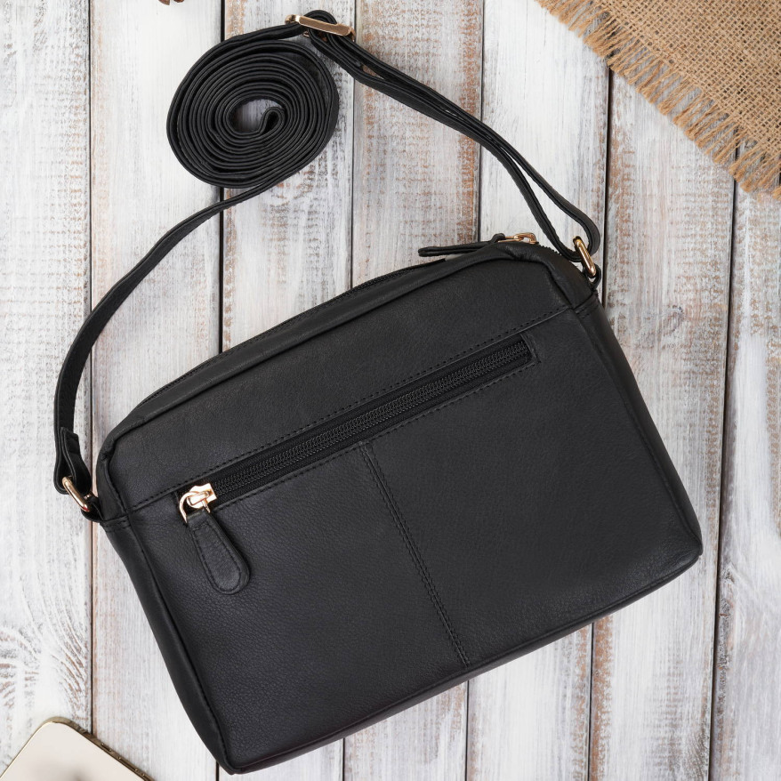 Torebka damska skórzana na ramię ze złotymi okuciami czarna