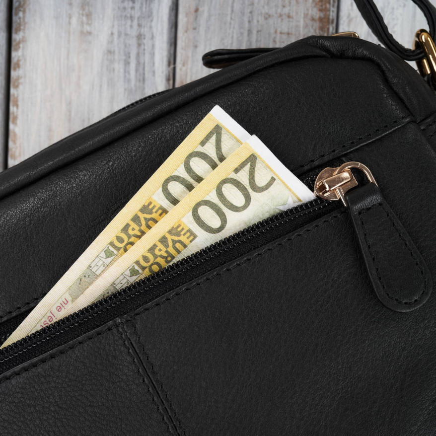 Torebka damska skórzana na ramię ze złotymi okuciami czarna