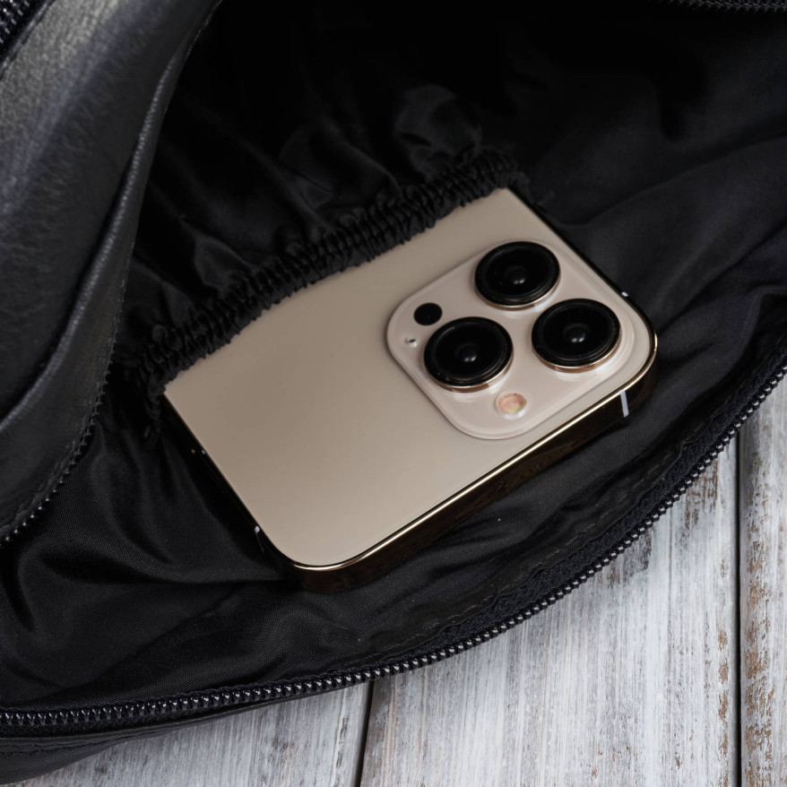 Torebka damska skórzana na ramię ze złotymi okuciami czarna