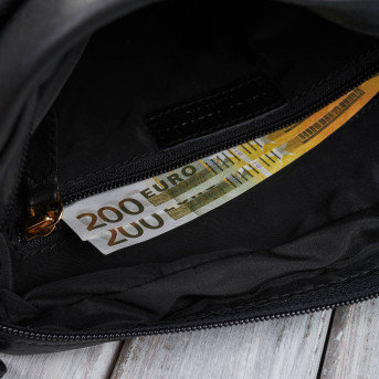 Torebka damska skórzana na ramię ze złotymi okuciami czarna