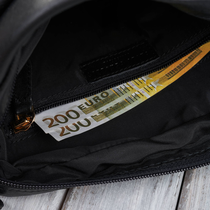 Torebka damska skórzana na ramię ze złotymi okuciami czarna