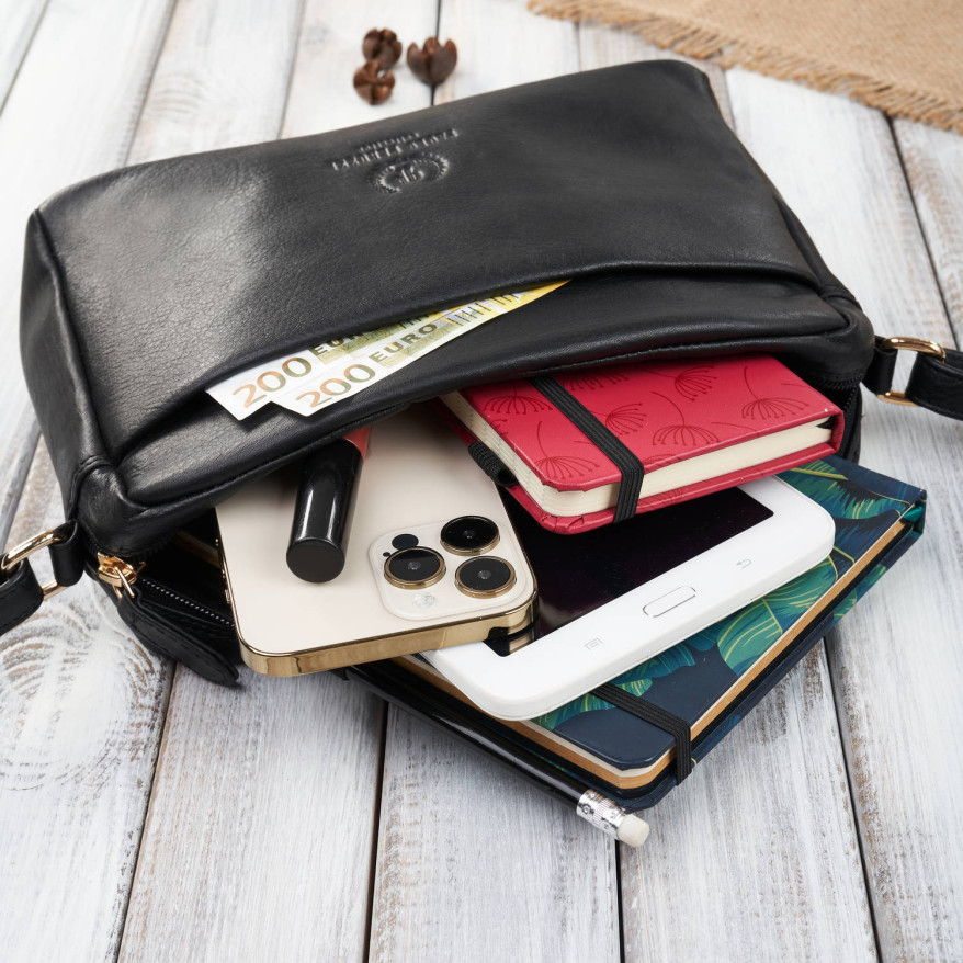 Torebka damska skórzana na ramię ze złotymi okuciami czarna