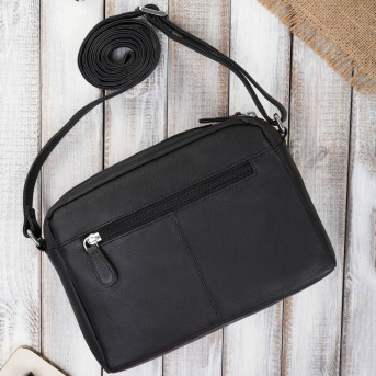 Torebka damska skórzana na ramię ze srebrnymi okuciami czarna