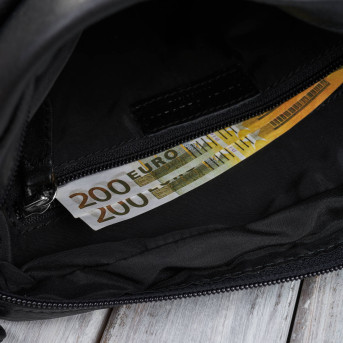 Torebka damska skórzana na ramię ze srebrnymi okuciami czarna