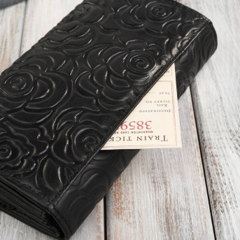 Czarny portfel damski skórzany w kwiaty z metalowym logo duży Paolo Peruzzi AL-14-BL