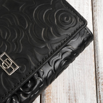 Czarny portfel damski skórzany w kwiaty z metalowym logo duży Paolo Peruzzi AL-14-BL