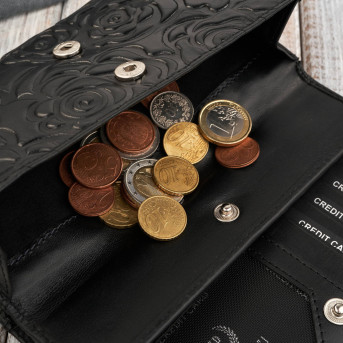 Czarny portfel damski skórzany w kwiaty z metalowym logo duży Paolo Peruzzi AL-14-BL