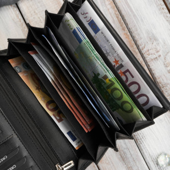 Czarny portfel damski skórzany w kwiaty z metalowym logo duży Paolo Peruzzi AL-14-BL