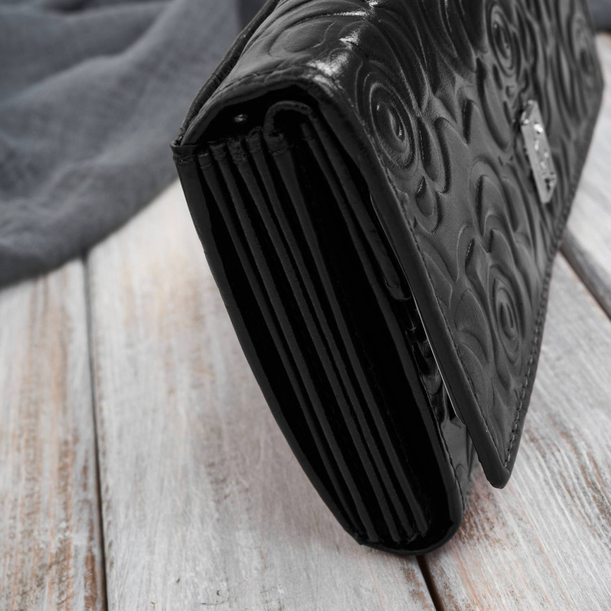 Czarny portfel damski skórzany w kwiaty z metalowym logo duży Paolo Peruzzi AL-14-BL