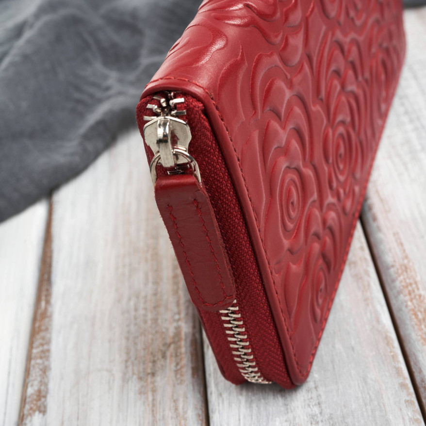 Portfel damski skórzany w kwiaty czerwony z metalowym logo Paolo Peruzzi AL-13-RD