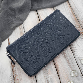 Poziomy portfel damski skórzany granatowy w kwiaty z metalowym logo Paolo Peruzzi AL-13-NV