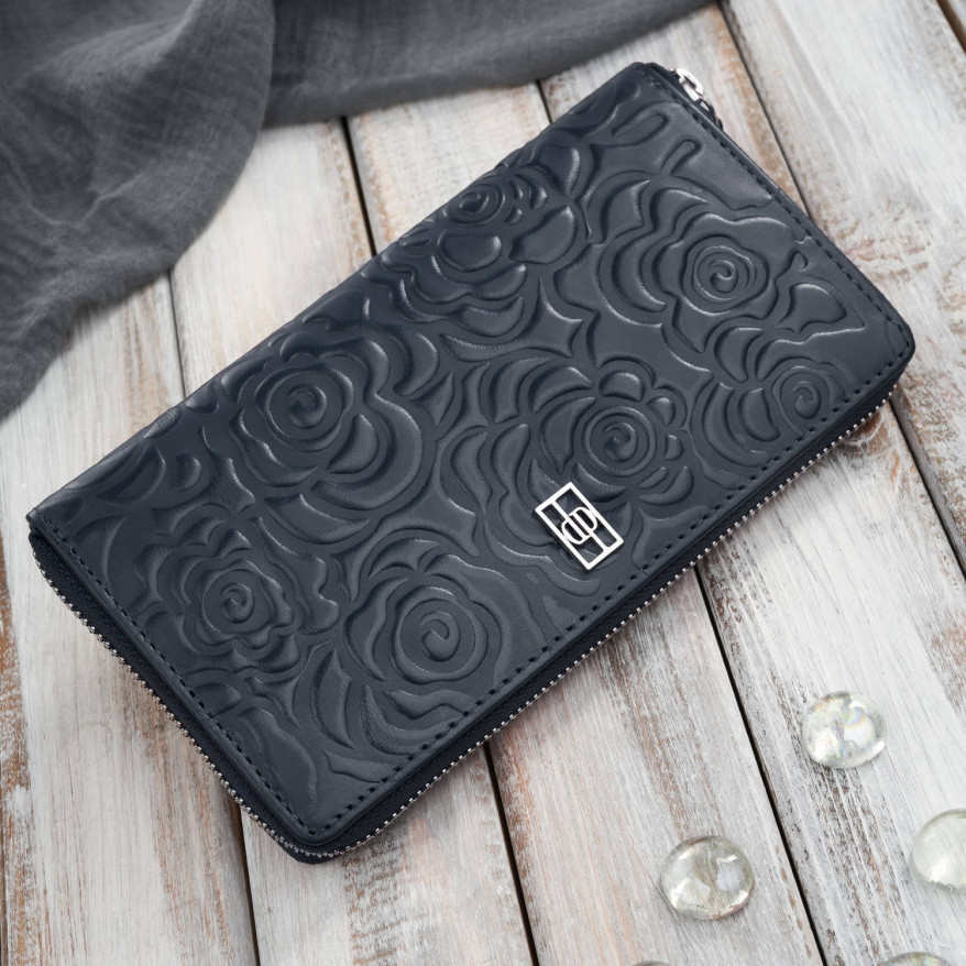 Poziomy portfel damski skórzany granatowy w kwiaty z metalowym logo Paolo Peruzzi AL-13-NV