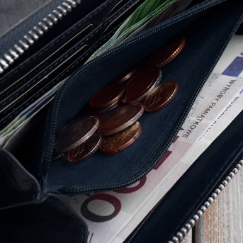 Poziomy portfel damski skórzany granatowy w kwiaty z metalowym logo Paolo Peruzzi AL-13-NV