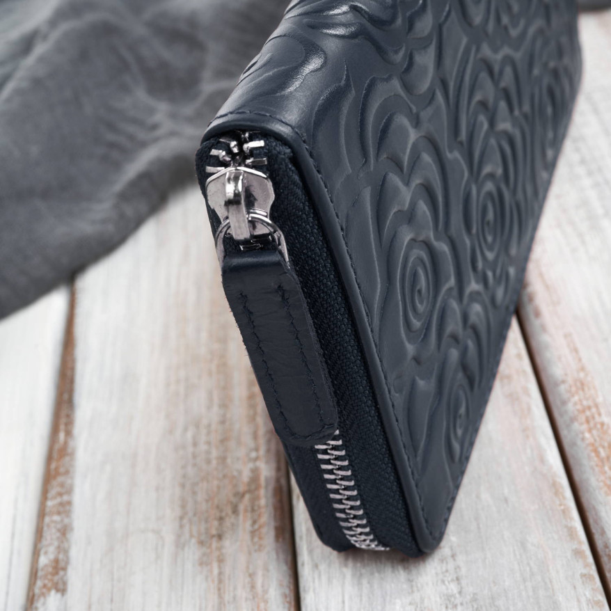 Poziomy portfel damski skórzany granatowy w kwiaty z metalowym logo Paolo Peruzzi AL-13-NV