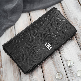 Czarny portfel damski ze skóry naturalnej w kwiaty Paolo Peruzzi AL-13-BL