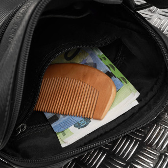 Saszetka męska skórzana na ramię z tłoczeniem typu carbon czarna AL-19-BL