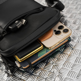 Saszetka męska skórzana na ramię z tłoczeniem typu carbon czarna AL-19-BL