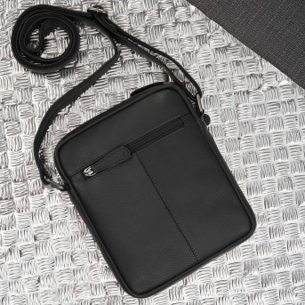 Saszetka męska skórzana na ramię z tłoczeniem typu carbon czarna AL-19-BL