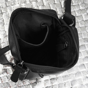 Saszetka męska skórzana na ramię z tłoczeniem typu carbon czarna AL-19-BL