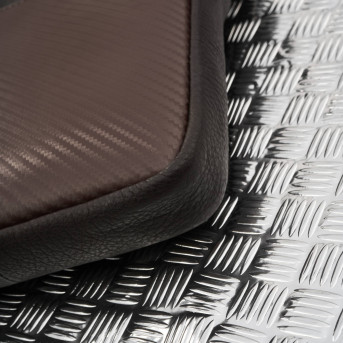 Saszetka męska skórzana na ramię z tłoczeniem typu carbon brązowa AL-19-BR