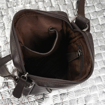 Saszetka męska skórzana na ramię z tłoczeniem typu carbon brązowa AL-19-BR