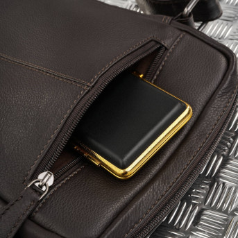 Saszetka męska skórzana na ramię z tłoczeniem typu carbon brązowa AL-19-BR