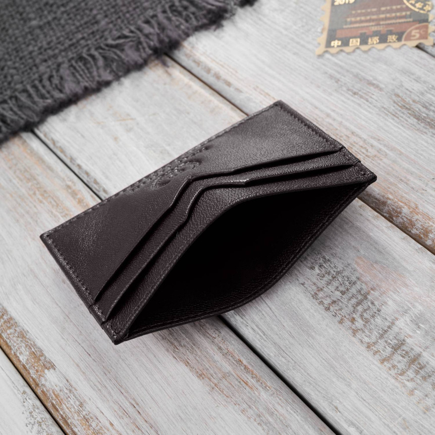 Etui na karty i wizytówki skórzane minimalistyczne praktyczne etui brązowe Paolo Peruzzi T-150-BR