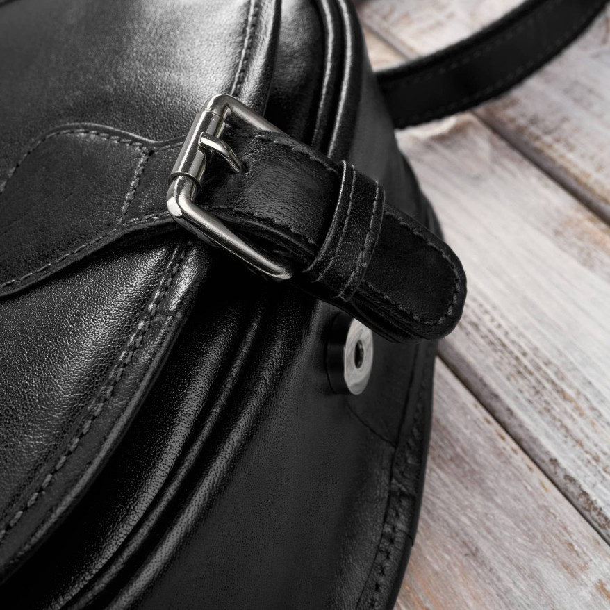 Torebka damska skórzana listonoszka ze skóry licowej czarna T-39-KBL