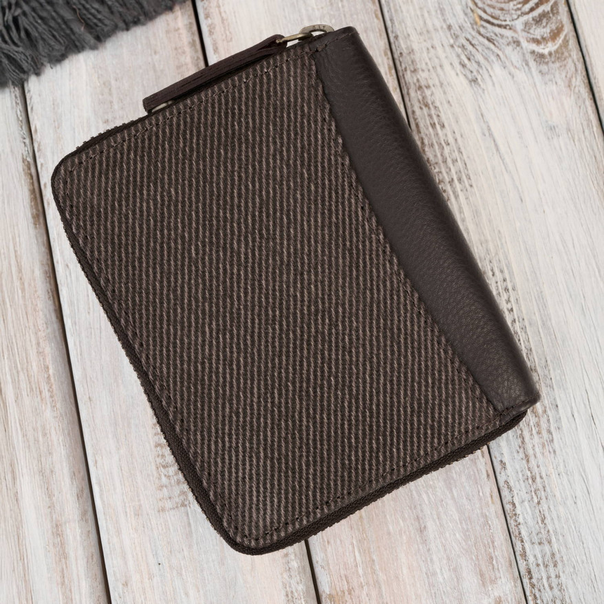 Portfel męski w orientacji pionowej brązowy bawełniany canvas i skóra naturalna AY-06-BR