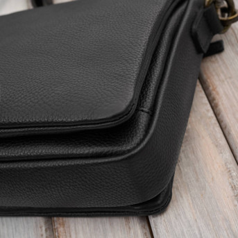 Torebka damska skórzana na ramię czarna kompaktowa listonoszka IM-04-BL