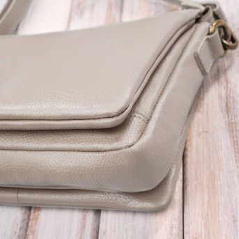 Torebka damska skórzana na ramię kremowa kompaktowa listonoszka IM-04-CR