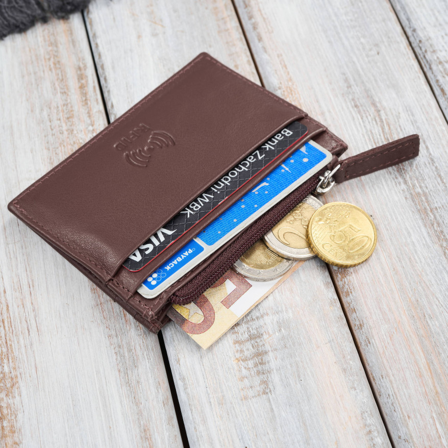 Skórzane etui na karty z kieszonką na suwak RFID koniakowe