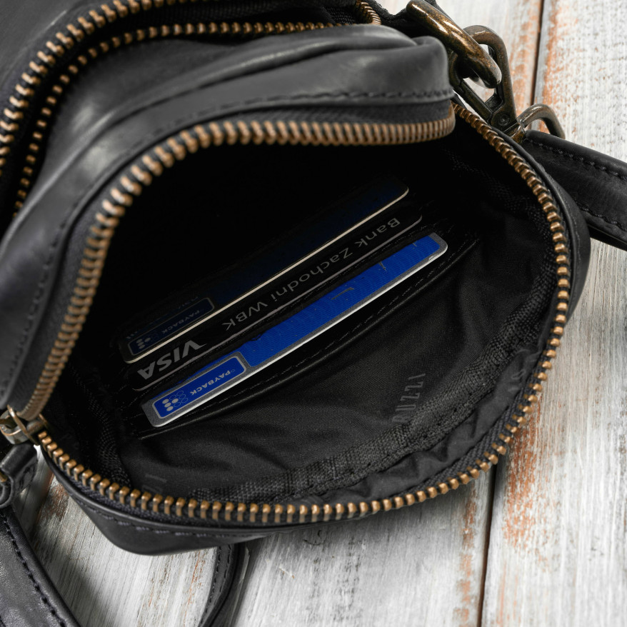 Saszetka męska skórzana na ramię czarna Paolo Peruzzi IM-02-BL | Mała i funkcjonalna