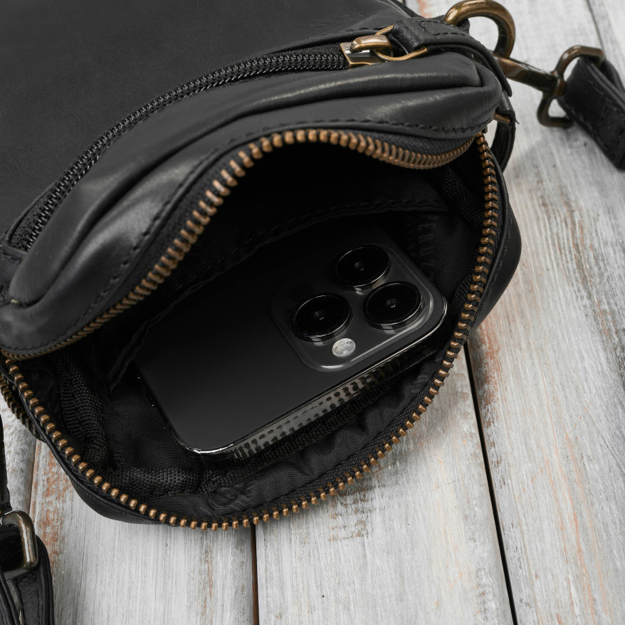 Saszetka męska skórzana na ramię czarna Paolo Peruzzi IM-02-BL | Mała i funkcjonalna