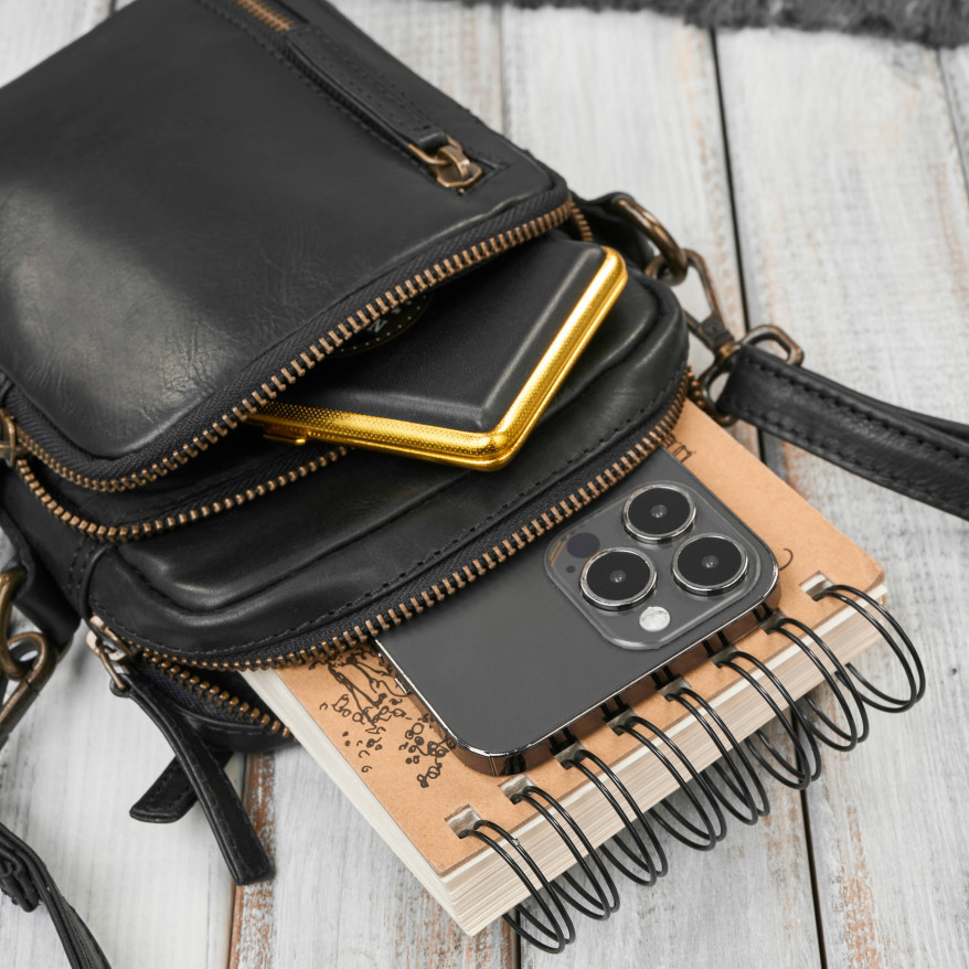 Saszetka męska skórzana na ramię czarna Paolo Peruzzi IM-02-BL | Mała i funkcjonalna