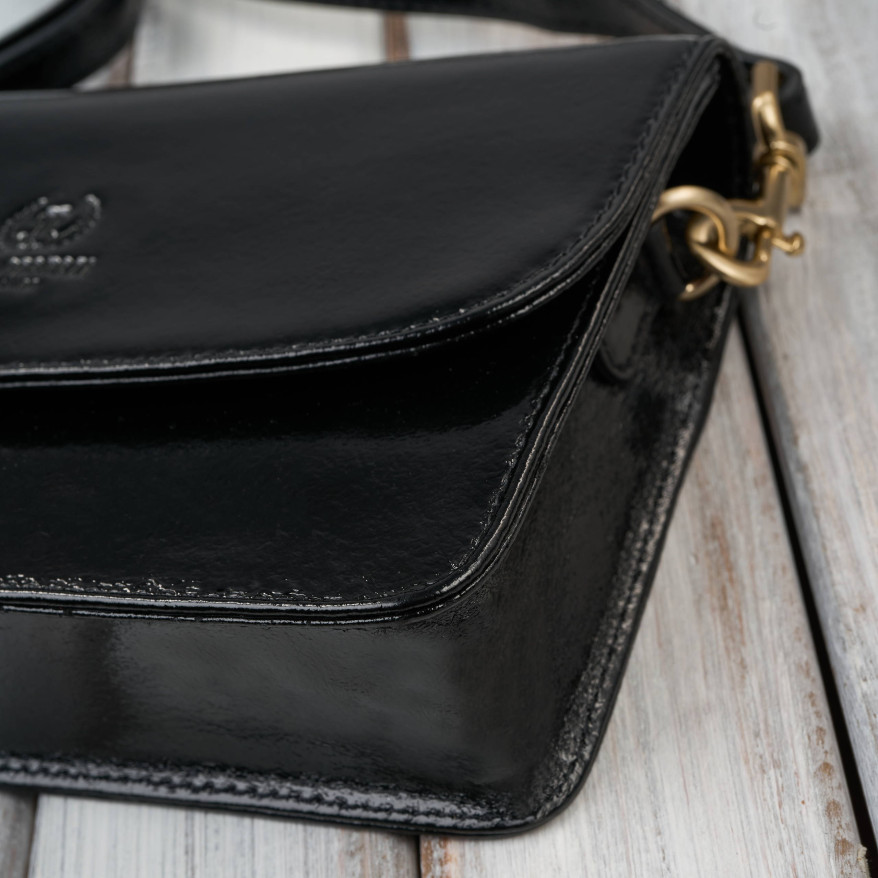 Mała czarna torebka damska skórzana lakierowana kopertówka Paolo Peruzzi AY-18-BL