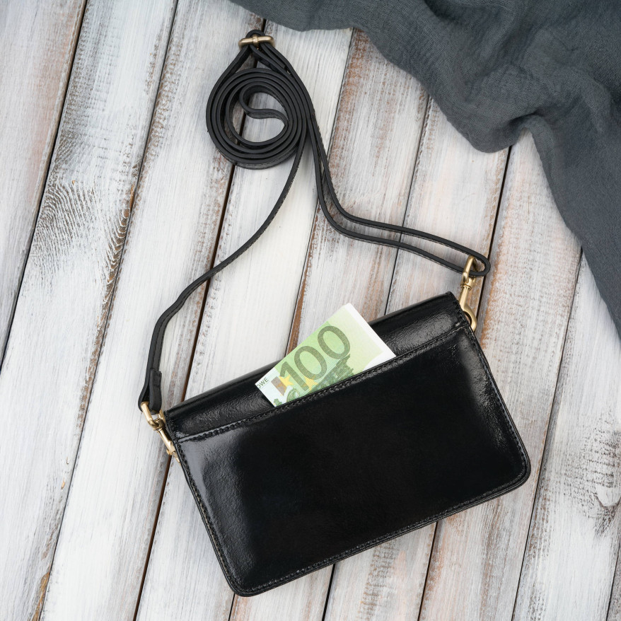 Mała czarna torebka damska skórzana lakierowana kopertówka Paolo Peruzzi AY-18-BL