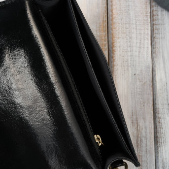 Mała czarna torebka damska skórzana lakierowana kopertówka Paolo Peruzzi AY-18-BL