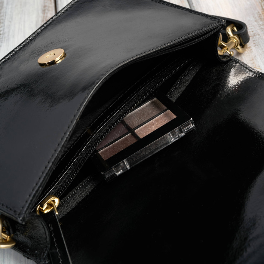 Mała czarna torebka damska skórzana lakierowana kopertówka Paolo Peruzzi AY-18-BL