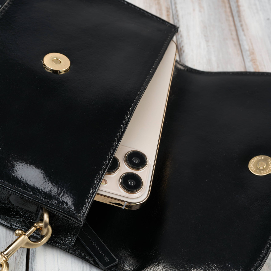 Mała czarna torebka damska skórzana lakierowana kopertówka Paolo Peruzzi AY-18-BL