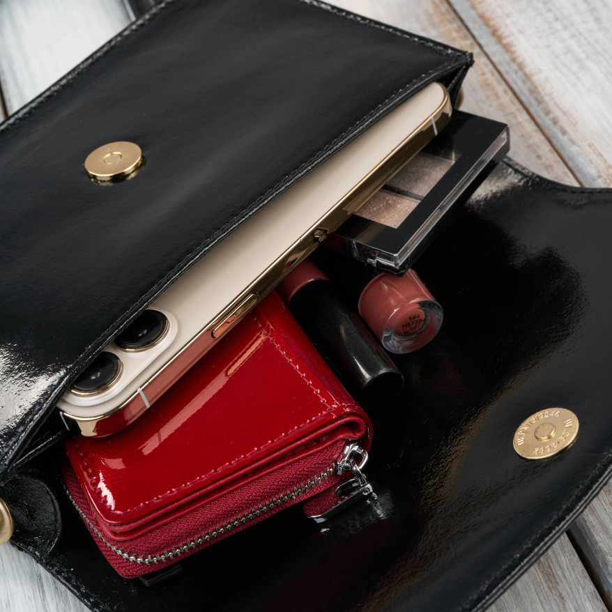 Mała czarna torebka damska skórzana lakierowana kopertówka Paolo Peruzzi AY-18-BL