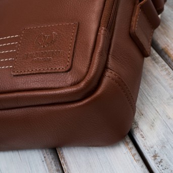 Saszetka męska skórzana koniakowa na ramię – miejska, klasyczna i pojemna AY-27-CG